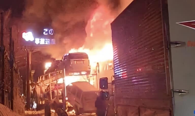 Κόλαση φωτιάς σε καραμπόλα 50 αυτοκινήτων και φορτηγών στην Ιαπωνία