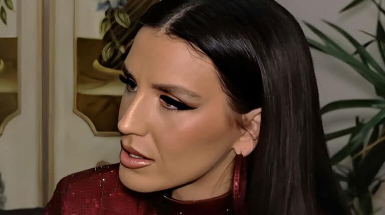 Ιουλία Καλλιμάνη: «Είμαι αληθινή, δε κρύβομαι πίσω από το δάχτυλό μου»