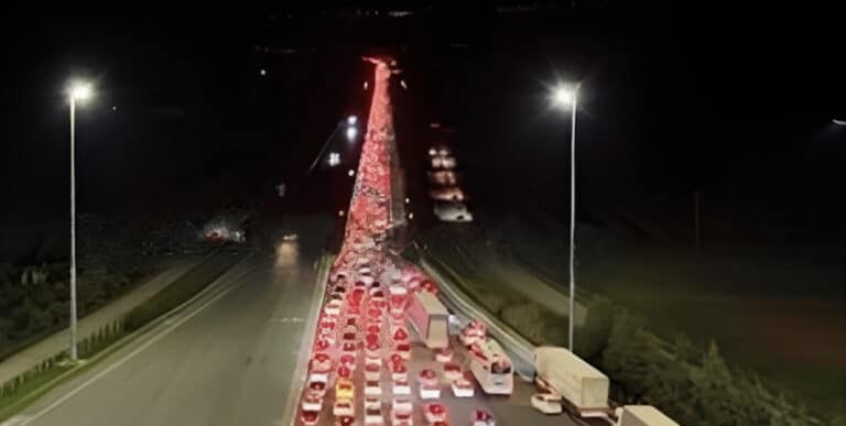 Γολγοθάς η επιστροφή των εκδρομέων: 10 ώρες το ταξίδι Θεσσαλονίκη – Αθήνα, μποτιλιάρισμα χιλιομέτρων στο Μαρτίνο