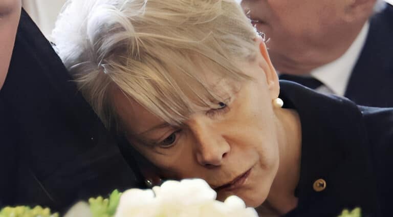 Η σπάνια δημόσια εμφάνιση της Έλενας Ακρίτα με τον γιο της στην κηδεία της μητέρα της