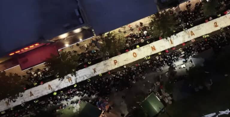 Η βασιλόπιτα «γίγας» έσπασε παγκόσμιο ρεκόρ – Ξεπερνά τα 80.000 κομμάτια, ζυγίζει 10 τόνους και φτάνει τα 100 μέτρα