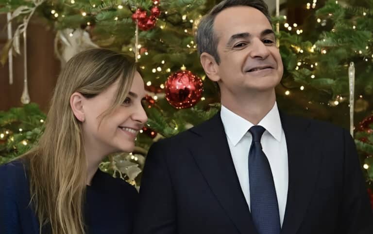 Ο Κυριάκος Μητσοτάκης με την κόρη του Σοφία άκουσε τα πρωτοχρονιάτικα κάλαντα στο Μέγαρο Μαξίμου