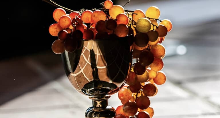Πρωτοχρονιά: Γιατί πολλοί τρώνε 12 σταφύλια και ποιος είναι ο «σωστός» τρόπος να το κάνουμε