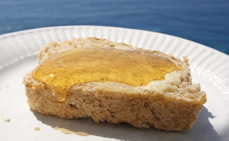 Παραμονή Πρωτοχρονιάς: Aλείψτε μια φέτα ψωμί με μέλι – Το τελετουργικό για καλή τύχη και αφθονία που λίγοι ξέρουν