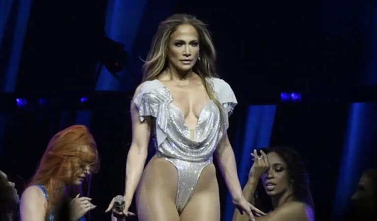 Τζένιφερ Λόπεζ: Η αποστομωτική απάντηση στους επικριτές της για το ντύσιμό της – «Αν είχατε το σώμα μου, θα ήσασταν κι εσείς @@@@»