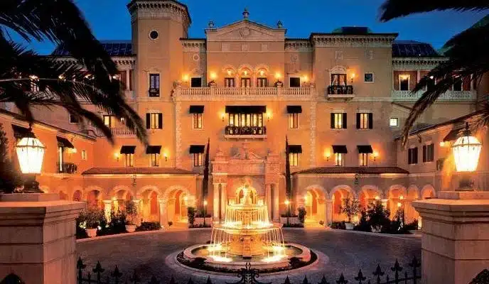 Ένας φτωχός φοιτητής παντρεύτηκε μια 71χρονη εκατομμυριούχο. Επτά ημέρες αργότερα, ο νεαρός έμεινε ΕΚΠΛΗΚΤΟΣ όταν άκουσε το ασυνήθιστο αίτημα της εκλεκτής του 2 the mansion at mgm grand