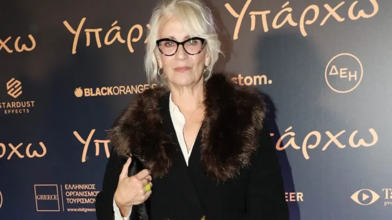 Θέμις Μπαζάκα: «Είδα να διαλύει η φρικτή ασθένεια τους φίλους μου, να λένε “πονάω” και να μην μπορείς να κάνεις τίποτα»