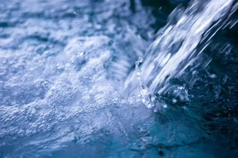 Γιατί ξαφνικά μας έρχεται να ουρήσουμε όταν ακούμε το νερό να τρέχει 7 water falling cm