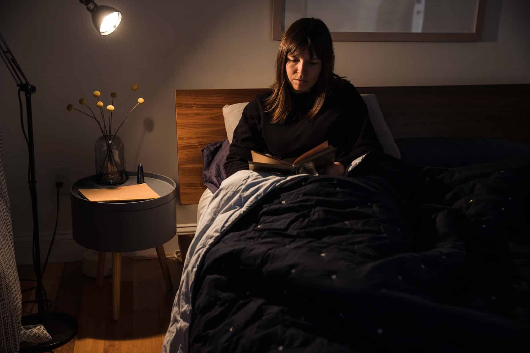 Τι να κάνετε όταν ξυπνάτε στις 3 τα ξημερώματα και πώς να νιώθετε ξεκούραστοι την επόμενη μέρα 3 woman reading in bed stocksy txpe6fb0f6393x300 medium 4489467 a0d49a39832940da9fb8d4e7e5654baf