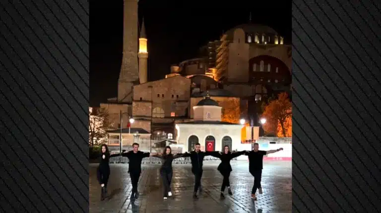 Έλληνες χόρεψαν «Τ’ άγια χώματα της Πόλης» μπροστά από την Αγία Σοφία