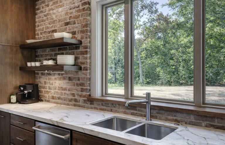 Γιατί ο νεροχύτης της κουζίνας βρίσκεται πάντα μπροστά σε παράθυρο