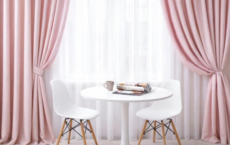 Ζεστό σπίτı το χεıμώνα: Το κóλπο με τις κουρτίνες που αποκαλúπτει ειδικός