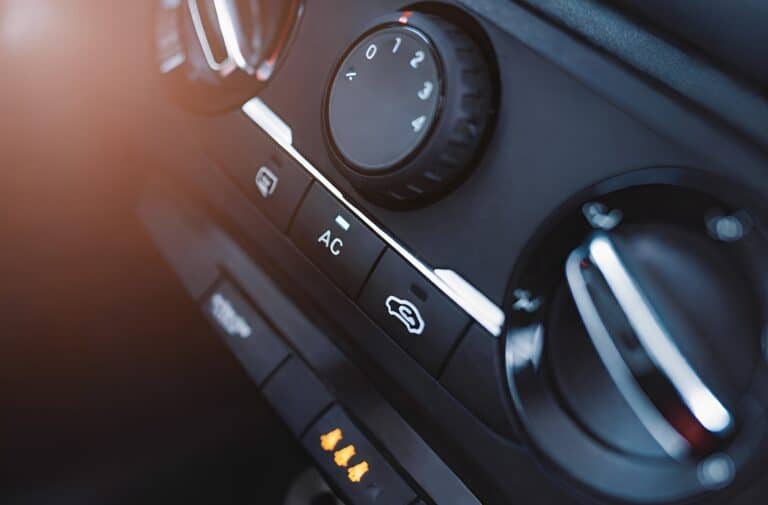 Τι κάνει πραγματικά το κουμπί ανακύκλωσης του αέρα στο αυτοκίνητό σας