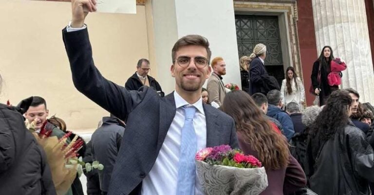 O Μάνος Γιαλιαδάκης αποφοίτησε με 9,8 από τη Νομική Αθηνών: Τον υψηλότερο βαθμό που έχει απονεμηθεί – Δούλευε τα καλοκαίρια ως ταξιτζής