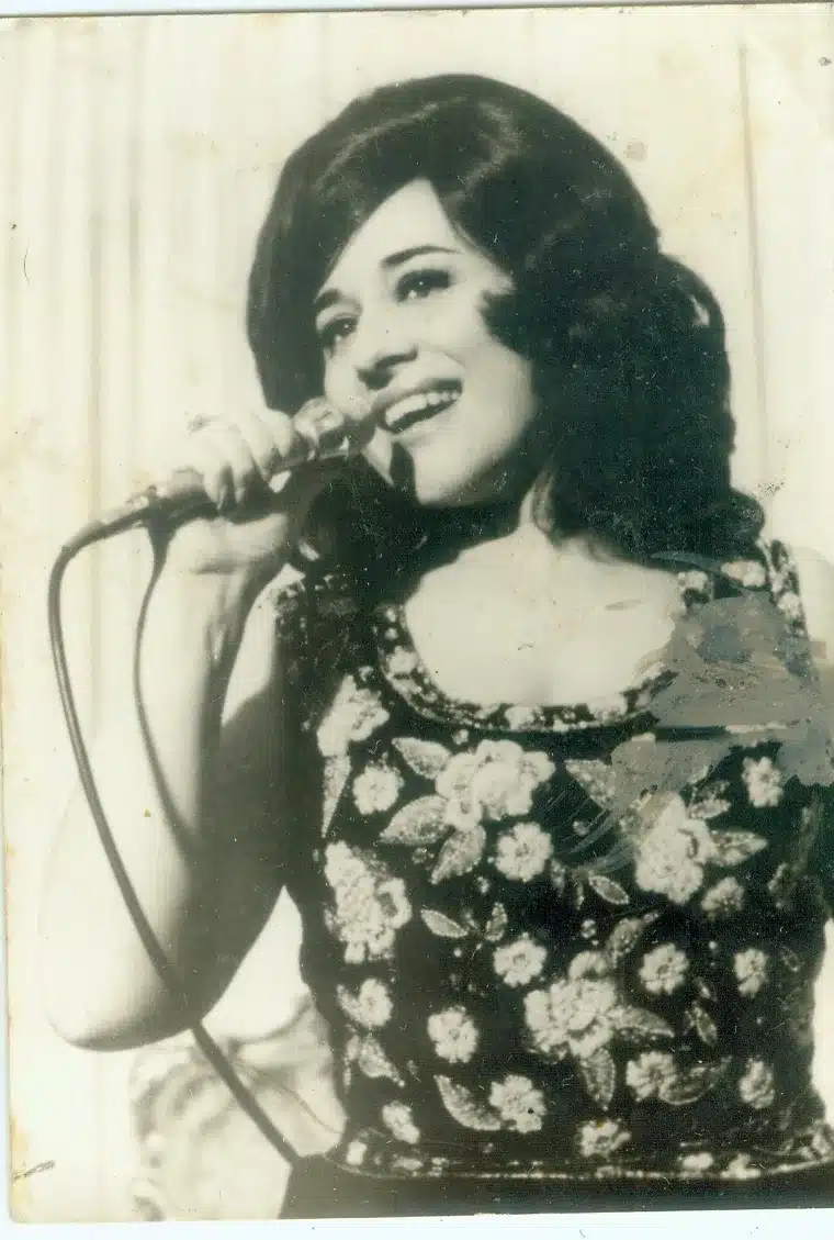 Απομονωμένη ζει η πασίγνωστη Ελληνίδα τραγουδίστρια - Το δράμα που έζησε πριν λίγα χρόνια και πώς είναι σήμερα 7 346658078 1333040594295242 6079495531147890618 n