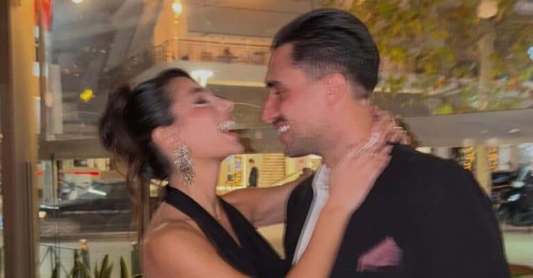 Σάκης Κατσούλης – Μαριαλένα Ρουμελιώτη: Το τρυφερό βίντεο με τους φίλους τους, λίγο πριν την αποκάλυψη του φύλου του μωρού