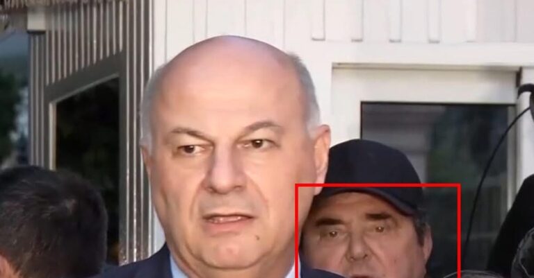 Πρώτο πλάνο ο Ανεστίδης έξω από το Μαξίμου την ώρα των δηλώσεων για τη συνάντηση Μητσοτάκη με τους αγρότες