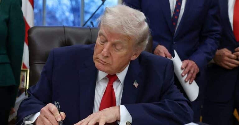 Ο Ντόναλντ Τραμπ «έχει πάθει εγκεφαλικό» και «είναι σε αρχικό στάδιο άνοιας» – Ανησυχητικά σενάρια για την υγεία του Αμερικανού προέδρου