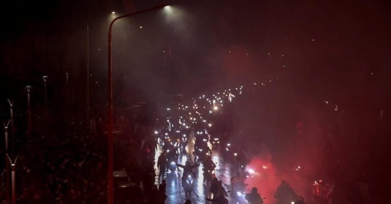 Θεσσαλονίκη: Η στιγμή της επίθεσης σε τηλεοπτικό συνεργείο την ώρα της πομπής με τις 7 σορούς των φιλάθλων του ΠΑΟΚ