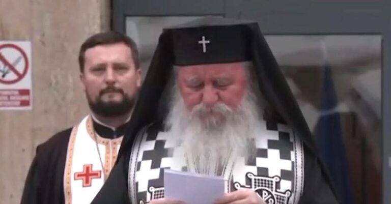 Τραγωδία με οπαδούς του ΠΑΟΚ: «Λύγισε» ο Μητροπολίτης Ιωάννης την στιγμή που διάβαζε τα ονόματα των 7 παλικαριών, στο τρισάγιο στη Ρουμανία