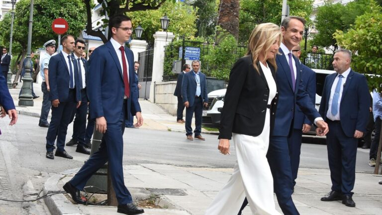 Μαρέβα Μητσοτάκη: Η συγκινητική κίνηση στη Μαρία Σάκκαρη μετά τον αρραβώνα με τον γιο της, Κωνσταντίνο