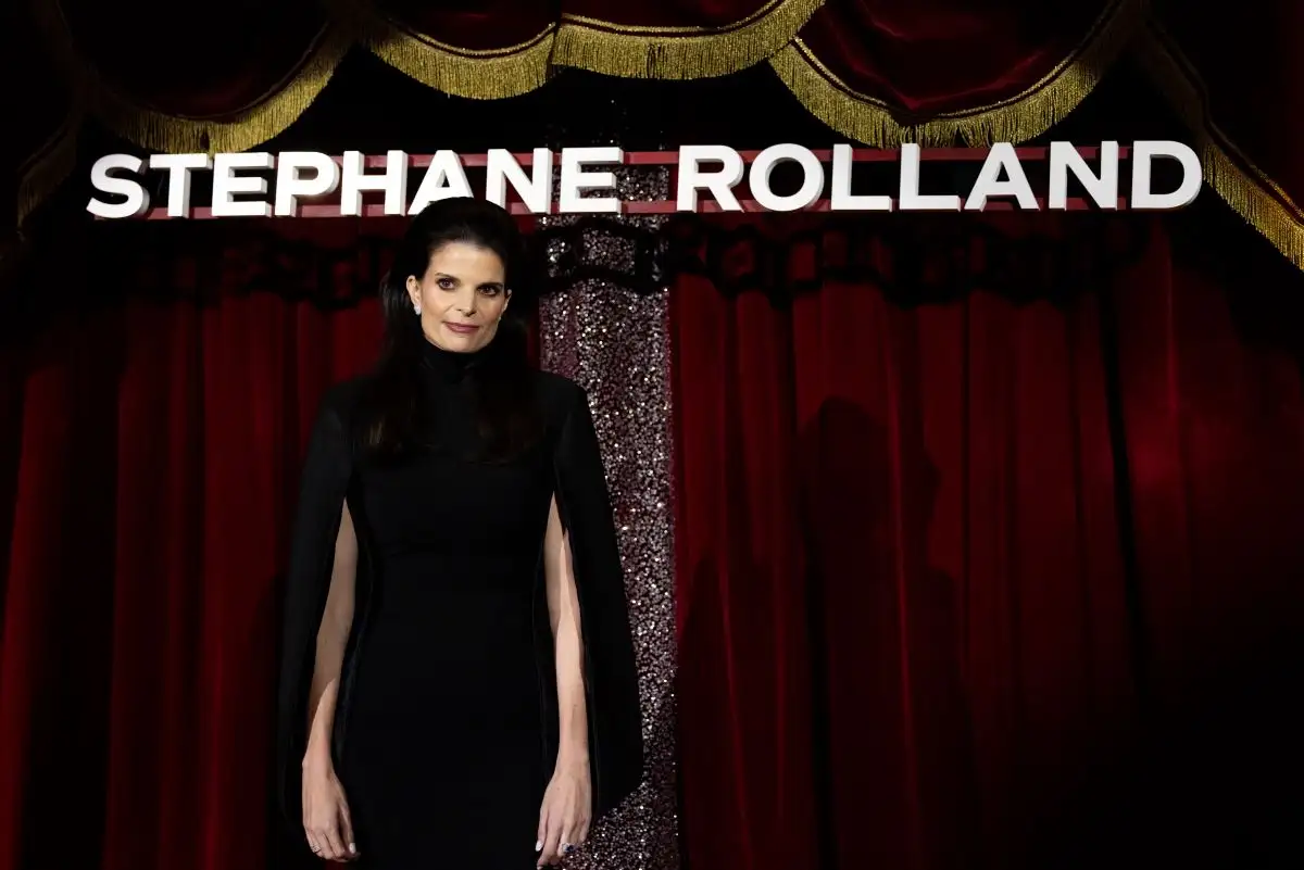 Αγνώριστη η Αθηνά Ωνάση με τεpάστια μακριά χέρια - Που εμφανίστηκε 3 athinaonassis