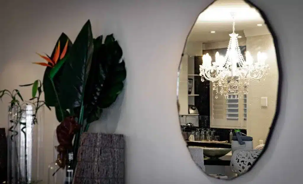 avoid reflecting clutter or unwa