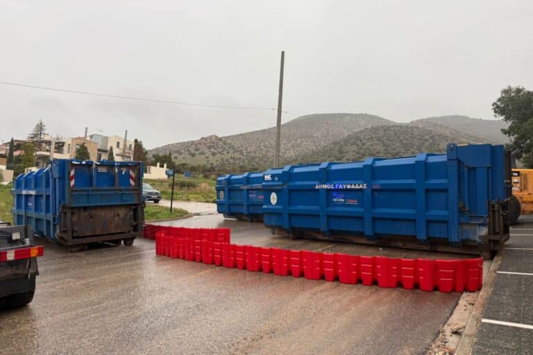 Άνω Γλυφάδα: Κοντέινερ για τον περιορισμό του νερού από τον Δήμο στην οδό Μετσόβου