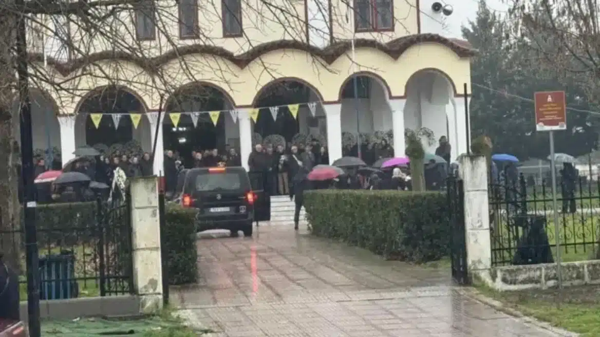 Τραγωδία Βιολάντα: Θρήνος στην κηδεία της Σταυρούλας Μπουκουβάλα - Τραγικές φιγούρες τα παιδιά και οι γονείς της 9 karditsa