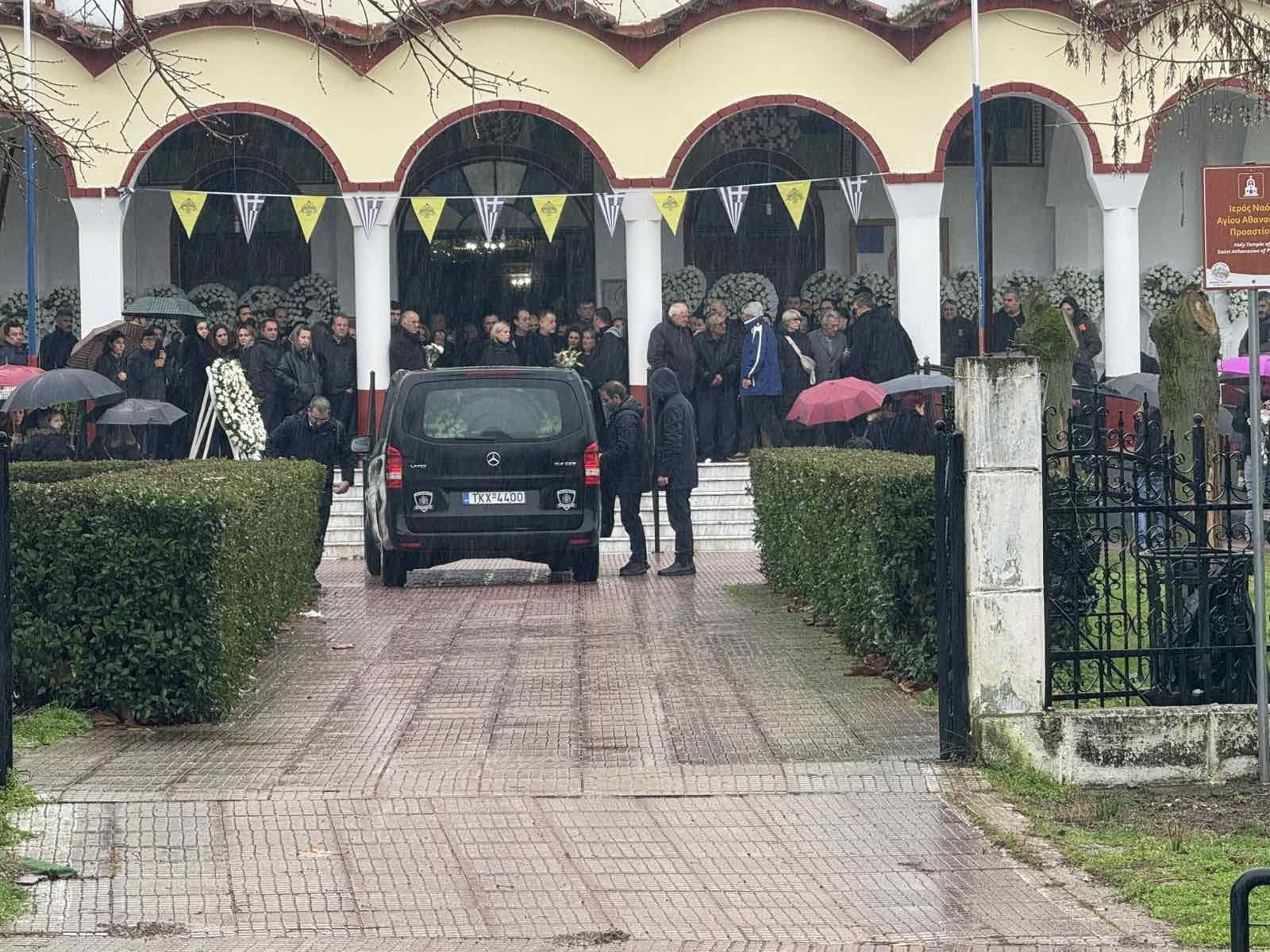 Τραγωδία Βιολάντα: Θρήνος στην κηδεία της Σταυρούλας Μπουκουβάλα - Τραγικές φιγούρες τα παιδιά και οι γονείς της 2 kideia boukouvala violanta 1