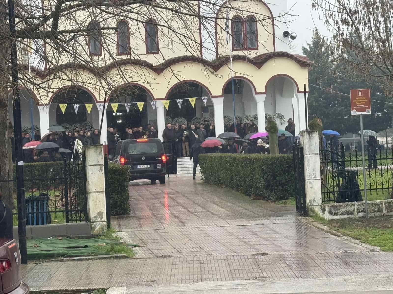 Τραγωδία Βιολάντα: Θρήνος στην κηδεία της Σταυρούλας Μπουκουβάλα - Τραγικές φιγούρες τα παιδιά και οι γονείς της 7 kideia boukouvala violanta 3