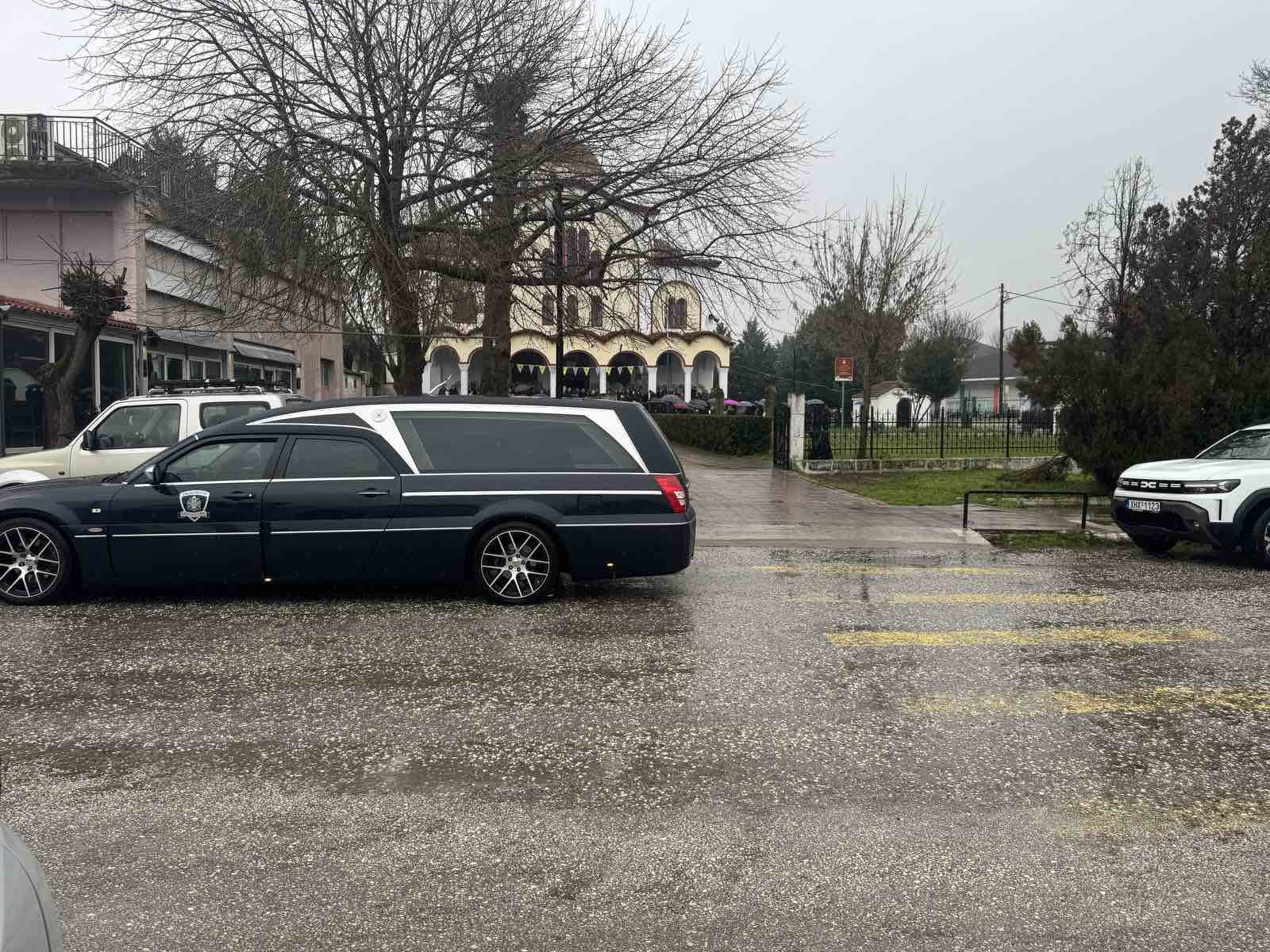 Τραγωδία Βιολάντα: Θρήνος στην κηδεία της Σταυρούλας Μπουκουβάλα - Τραγικές φιγούρες τα παιδιά και οι γονείς της 8 kideia boukouvala violanta 4