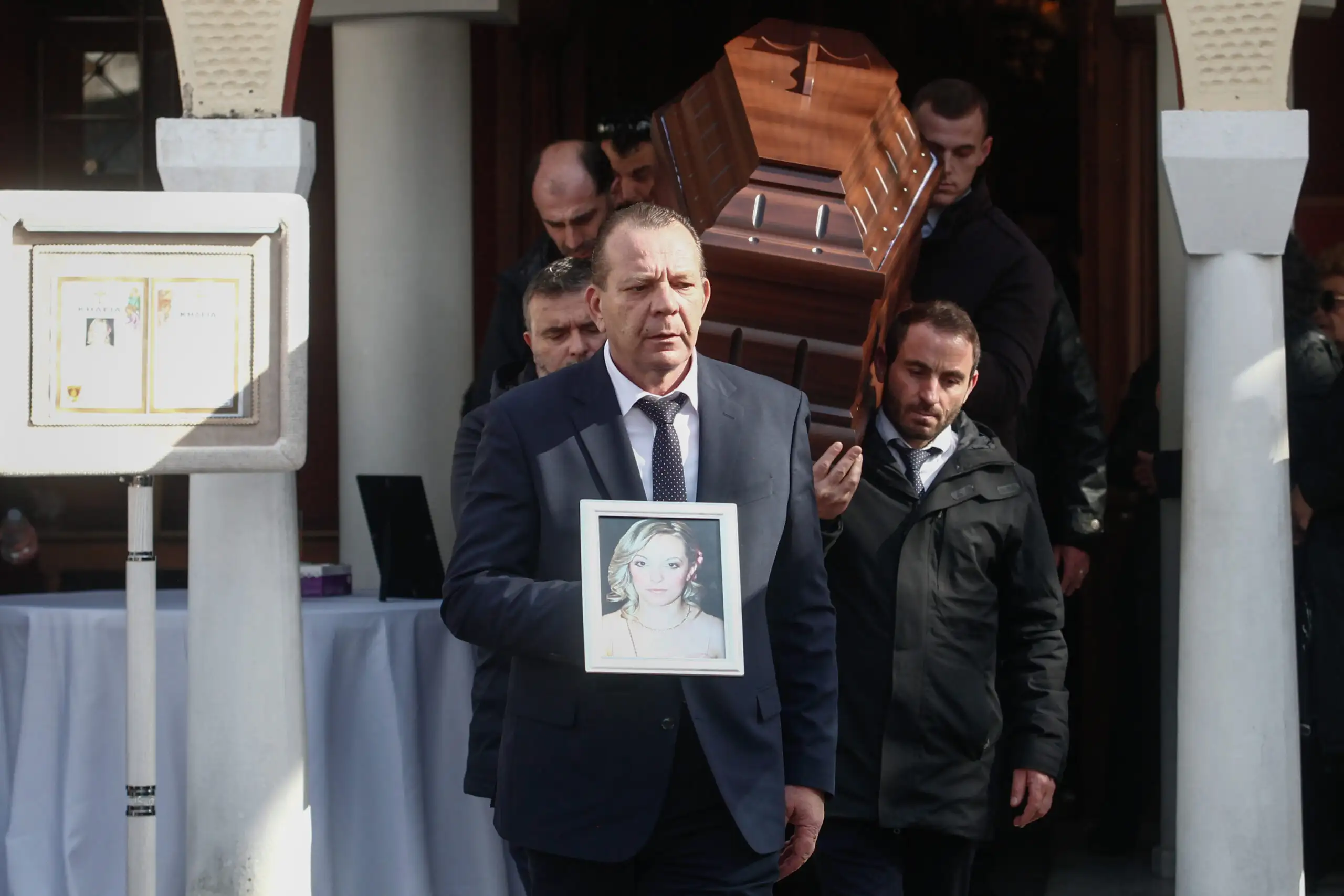 Βιολάντα: Θρήνος στην κηδεία της 44χρονης Έλενας Κατσαρού που σκοτώθηκε στην έκρηξη στο εργοστάσιο 1 kideia elena 543 scaled 1