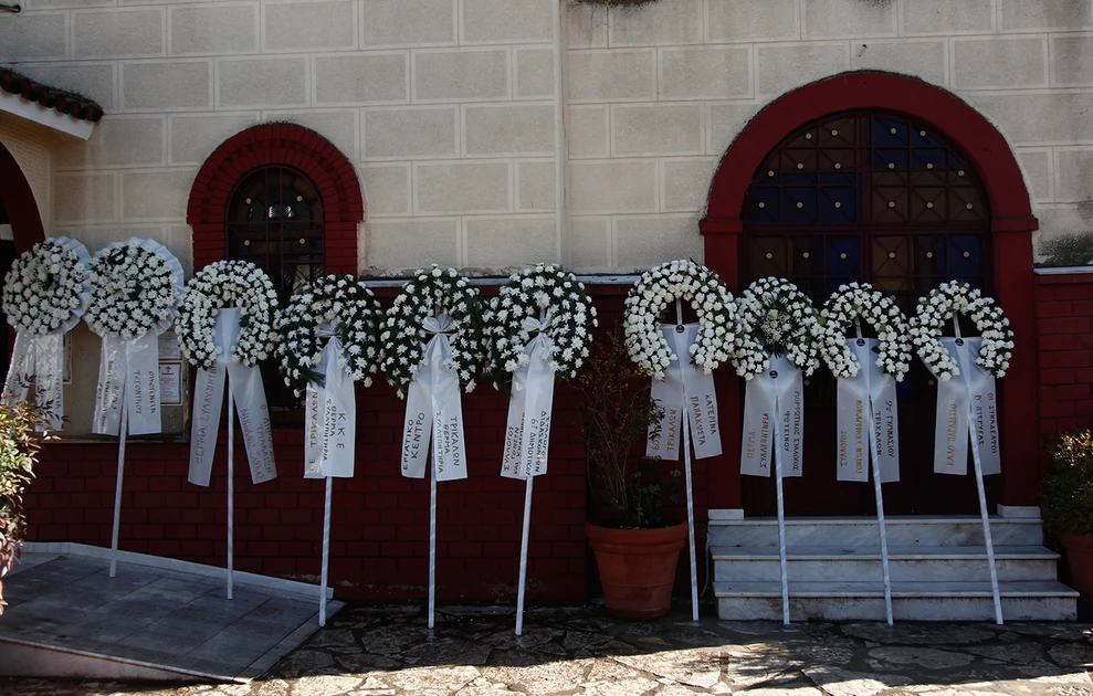 Βιολάντα: Θρήνος στην κηδεία της 44χρονης Έλενας Κατσαρού που σκοτώθηκε στην έκρηξη στο εργοστάσιο 20 kideia katsarou trikala4