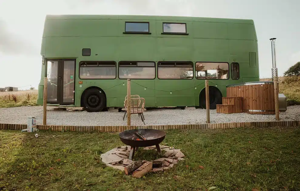 Από εγκαταλελειμμένο λεωφορείο σε πλήρως λειτουργικό σπίτι και δημοφιλές Airbnb: Η ιστορία του «Botanical Bus» 9 leoforeio010