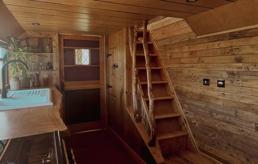 Από εγκαταλελειμμένο λεωφορείο σε πλήρως λειτουργικό σπίτι και δημοφιλές Airbnb: Η ιστορία του «Botanical Bus» 10 leoforeio011