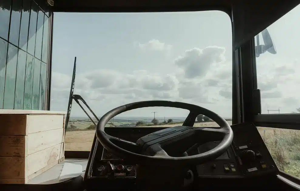 Από εγκαταλελειμμένο λεωφορείο σε πλήρως λειτουργικό σπίτι και δημοφιλές Airbnb: Η ιστορία του «Botanical Bus» 11 leoforeio012