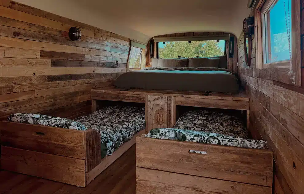 Από εγκαταλελειμμένο λεωφορείο σε πλήρως λειτουργικό σπίτι και δημοφιλές Airbnb: Η ιστορία του «Botanical Bus» 4 leoforeio04