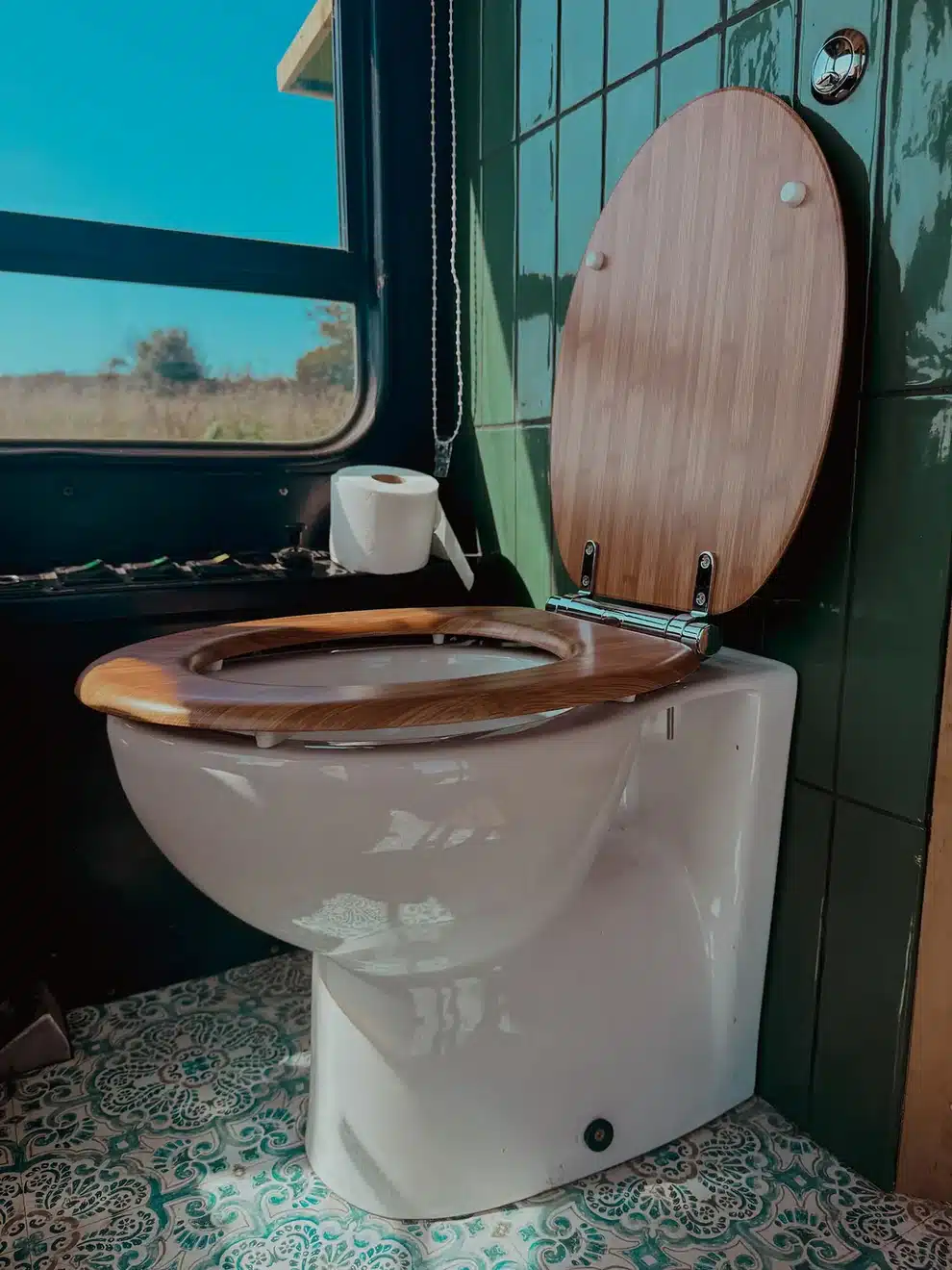 Από εγκαταλελειμμένο λεωφορείο σε πλήρως λειτουργικό σπίτι και δημοφιλές Airbnb: Η ιστορία του «Botanical Bus» 6 leoforeio07