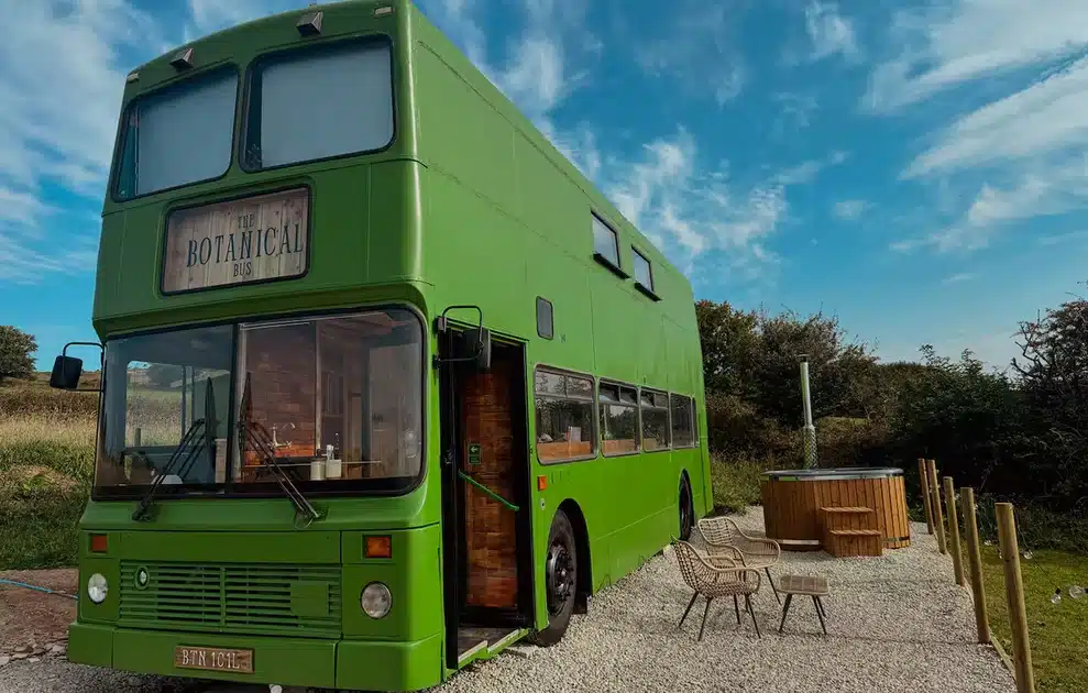 Από εγκαταλελειμμένο λεωφορείο σε πλήρως λειτουργικό σπίτι και δημοφιλές Airbnb: Η ιστορία του «Botanical Bus» 7 leoforeio08