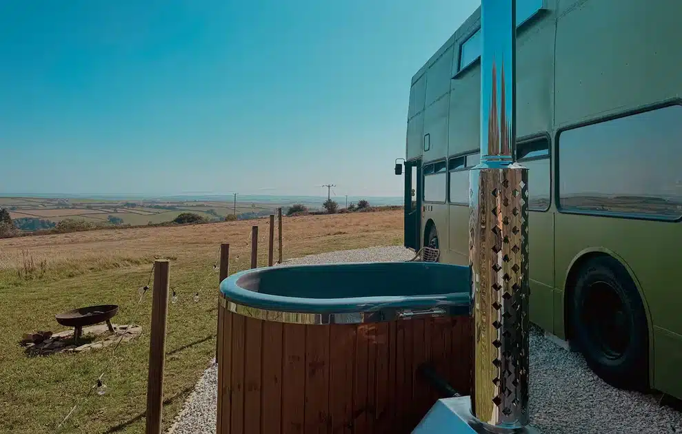 Από εγκαταλελειμμένο λεωφορείο σε πλήρως λειτουργικό σπίτι και δημοφιλές Airbnb: Η ιστορία του «Botanical Bus» 8 leoforeio09