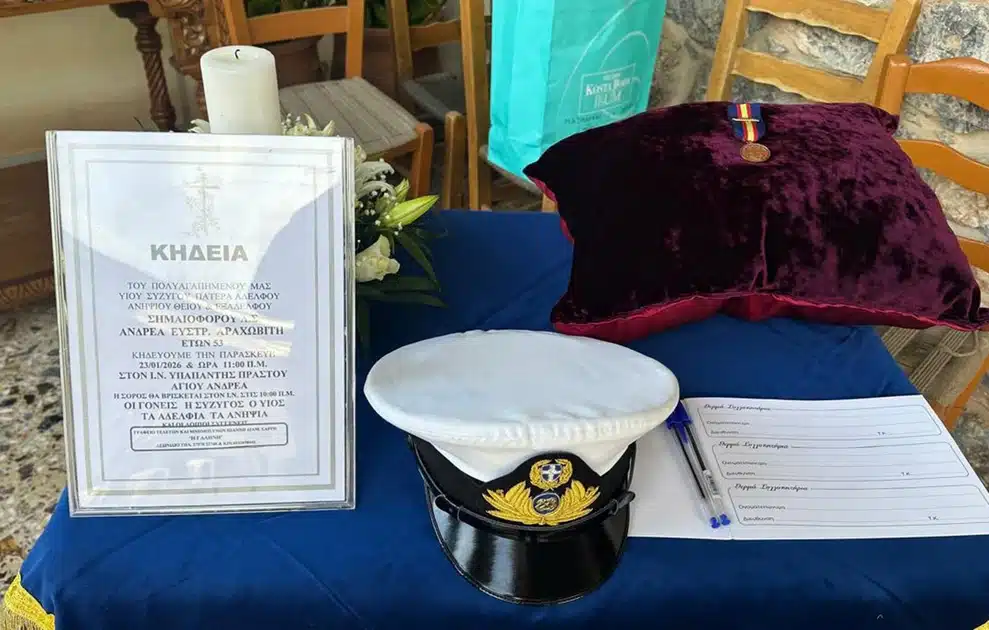 Σκηνές αρχαίας τραγωδίας στην κηδεία του 53χρονου λιμενικού στο Άστρος – Η στιγμή που η σύζυγός του κατέρρευσε πάνω στο φέρετρο 5 limeniko kideia11