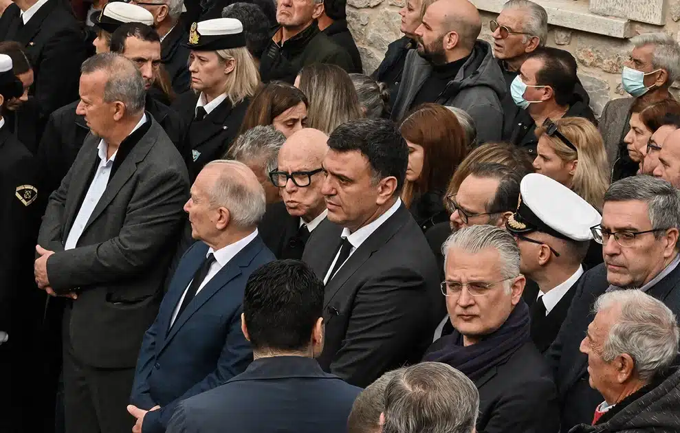 Σκηνές αρχαίας τραγωδίας στην κηδεία του 53χρονου λιμενικού στο Άστρος – Η στιγμή που η σύζυγός του κατέρρευσε πάνω στο φέρετρο 4 limeniko kideia3