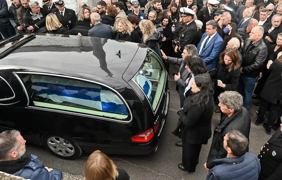 Σκηνές αρχαίας τραγωδίας στην κηδεία του 53χρονου λιμενικού στο Άστρος – Η στιγμή που η σύζυγός του κατέρρευσε πάνω στο φέρετρο 3 limeniko kideia8