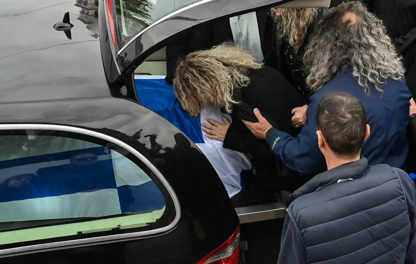 Σκηνές αρχαίας τραγωδίας στην κηδεία του 53χρονου λιμενικού στο Άστρος – Η στιγμή που η σύζυγός του κατέρρευσε πάνω στο φέρετρο 1 limeniko kideia9