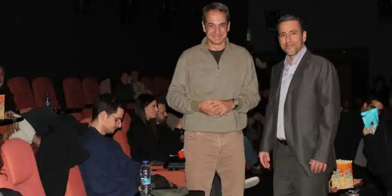 Ο Κυριάκος Μητσοτάκης πήγε να δει τον «Καποδίστρια» του Σμαραγδή – Παρέα με τον γιο του