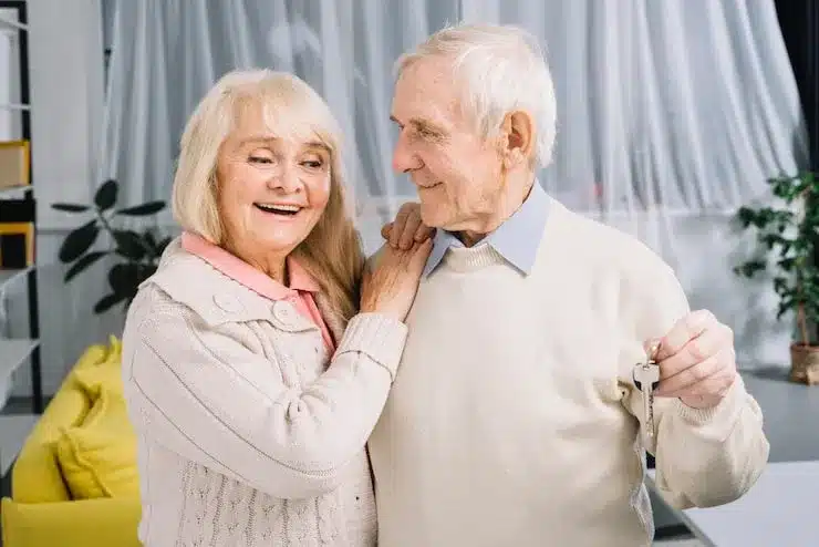senior couple with keys 23 21480