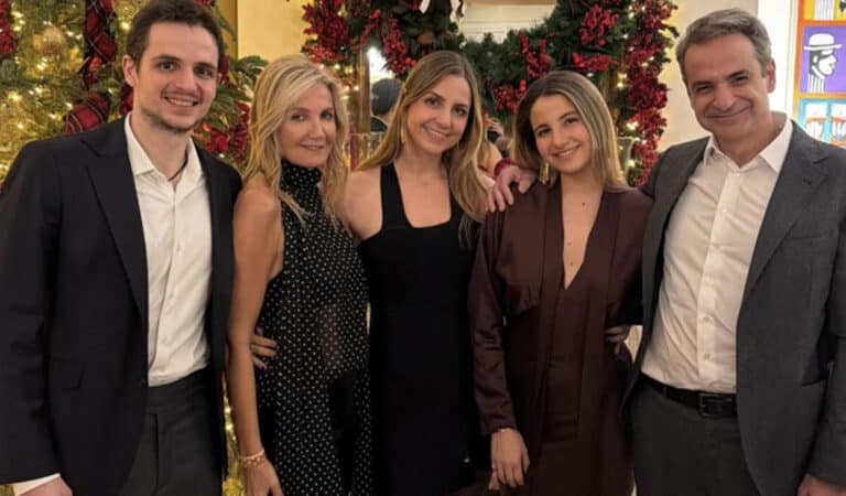 Με οικογενειακή φωτογραφία το «καλή χρονιά» του 2026 από τον πρωθυπουργό