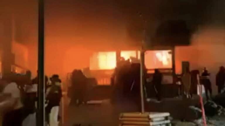 Ματωμένη Πρωτοχρονιά στην Ελβετία – Τουλάχιστον 40 νεκροί από την έκρηξη σε μπαρ στο χιονοδρομικό κέντρο Κραν Μοντανά