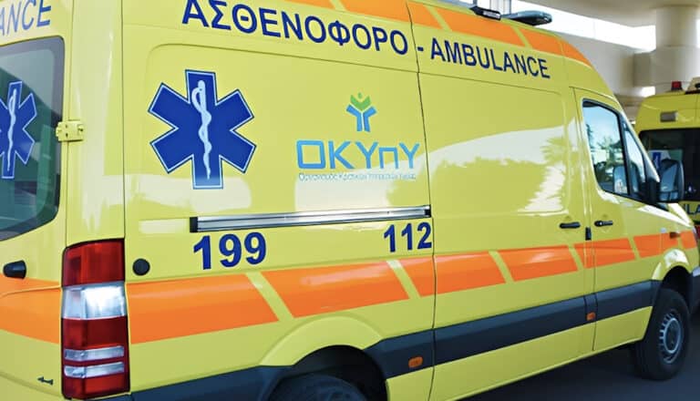 Βοηθούσε γυναίκα να παρκάρει και βρέθηκε διασωληνωμένος αφού εγκλωβίστηκε ο λαιμός του στην πόρτα